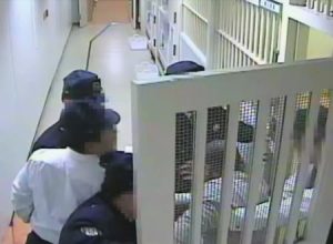 新宿留置場内で何が起きたのか。ネパール人が取り調べ中に意識を失って亡くなった事故の映像が公開される。