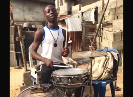 壊れたドラムセットで素晴らしい演奏をするナイジェリアのドラマーがカッコイイ。
