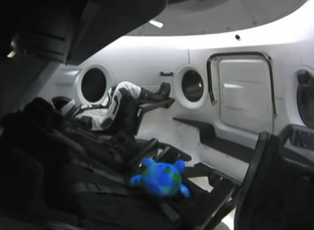 スペースXが新型有人宇宙船「クルードラゴン」の打ち上げに成功する。船内のSFっぽさがすごい。