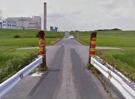 この隙間（サムネ）を左右ぶつけながら無理やり通るトラックが撮影される。千葉県。