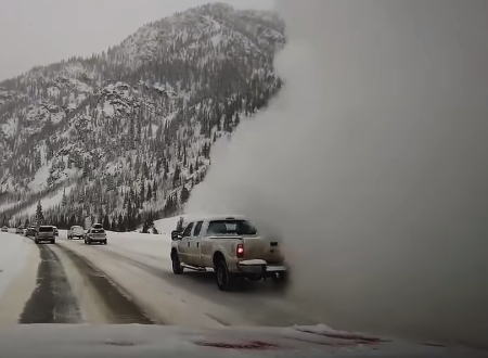 ぎゃああ怖い。車で走行中に雪崩に巻き込まれてしまうドラレコ映像がこちら。
