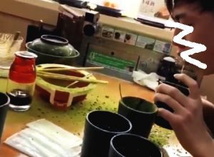 くら寿司でまたバカッター。粉末緑茶を大量に口に含んで吐き出す迷惑行為がアップされる。