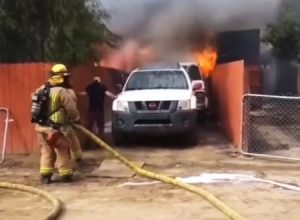 愛犬を救うために消防士の制止を無視して火災現場に飛び込んだヒーローの映像。