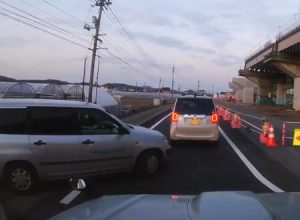 どっちが悪い？割り込みでめっちゃ絡まれたドラレコが話題に。