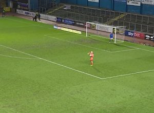 サッカーで背番号9番が忍びの者だった場合。イングランドサッカーで面白プレイが決まる。