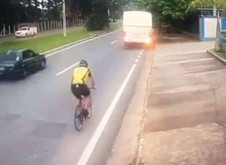 なんでそうなるｗｗｗ自転車乗りのお馬鹿すぎる事故が撮影される。これはいてえｗｗｗ