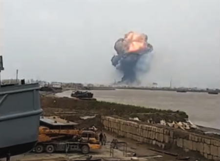 衝撃波やべえええええ！中国で化学薬品工場が大爆発。その映像。
