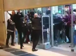 めっちゃ戦う警備員。高級デパートに入ろうとするデモ隊と警備員の戦いが熱い。