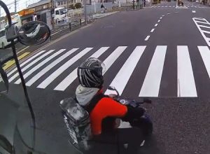 動き出すトラックのギリギリ目の前に割り込むスクーターがめちゃくちゃ怖い。