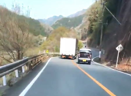 これは酷い。曲がりくねったダム道でトラックを煽りまくるDQN軽自動車の映像。