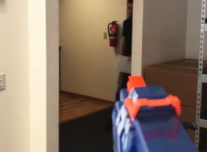 トイガンで同僚を撃つイタズラがミラクル命中で大変なことにｗｗｗあぶねえｗｗｗ