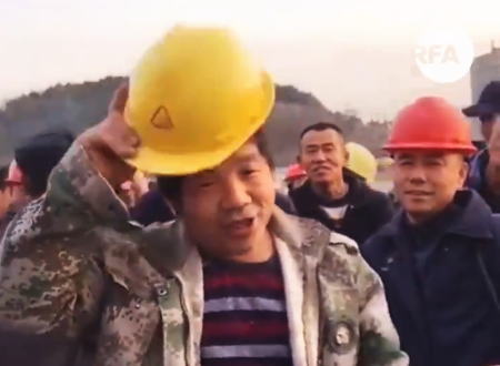 安全帽不安全。ペラッペラのヘルメットを渡された労働者が怒りの動画投稿。