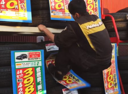 イエローハット富士青葉通店でバイトテロ。大切な商品を蹴り倒したりする動画がアップされる。