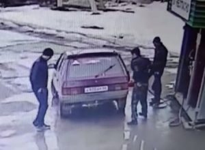 馬鹿だ馬鹿すぎる。給油中にライターで悪ふざけをしてガソリンスタンドを焼いた男の映像。