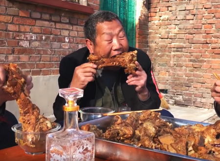 中国のゴハン動画の魅力。カッコつけずみんなモリモリ食べている動画に夢中になる。