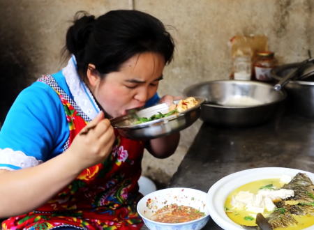 中国のゴハン動画の魅力２。女の人がモリモリ食べている姿に夢中になってしまう動画。