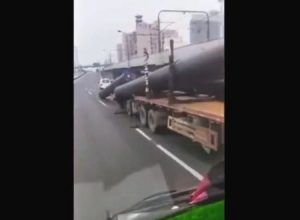 おかしな運転をしたタクシーのせいで後続のトラックが大変なことに。これは積み方の問題？