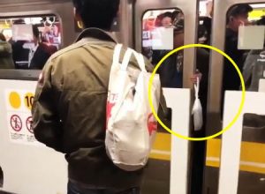 迷惑行為。電車のドアが閉まるのを何度も妨害して出発を遅らせる老人の映像が話題に。