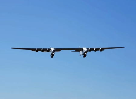 世界最大の翼幅を持つ航空機SCストラトローンチがテスト飛行を成功させる。