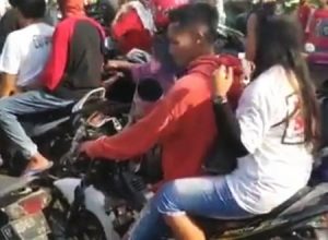 この男性が乗っているバイクがどう考えてもおかしい(´･_･`)謎カスタム。