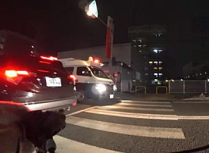 一時停止を守れ系ユーチューバーの男性、追突事故を誘発してしまう。（1分04秒から）