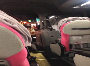 高速バスに乗り遅れた乗客がバスの前に立ちふさがるトラブルで警察沙汰に。その一部始終を乗客が撮影した映像が話題に。