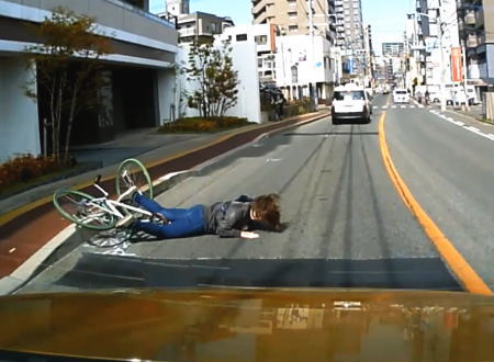 これは怖い！歩行者に弾かれた自転車のお姉ちゃんが車道に倒れてくるドラレコ。