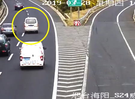 これはひどい中国。高速道路で出口を間違えたバンが走行車線のど真ん中で急停車。