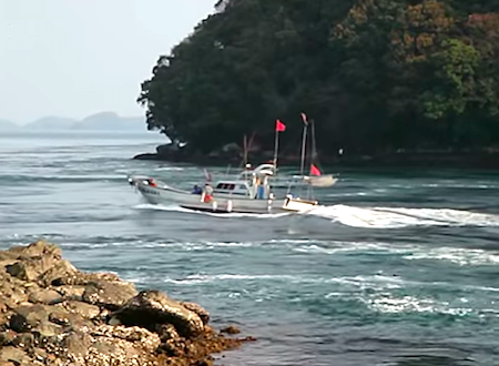 海の激流に押し戻されそうになる漁船。針尾瀬戸の強潮流の難所に挑む漁船を応援したくなる動画。
