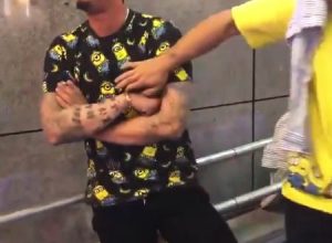 道頓堀から飛び込んで遊覧船に迷惑をかけたDQNのさらに別角度の動画があった。