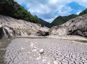 貯水率0%となった宇連ダムに立ち入るユーチューバーやっぱり現れる。湖底散策が大問題に。