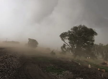 竜巻の発生現場に居合わせたトルネードハンターたちのビデオ。ネブラスカ州