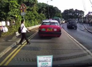 くそほどあぶねえ。最悪のタミングで転倒した女性とBMWの神回避。西貢で撮影されたドラレコ動画。