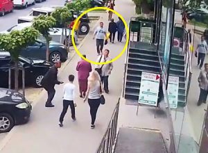 知らないおっさんに突然襲われた81歳のおばあちゃんの映像。こんなの怖すぎる。