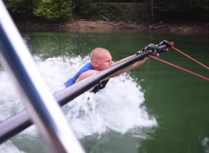こんな危険があったの！？ベアフット水上スキーで危うく死にかけた男性の映像。