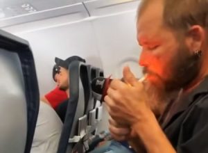 アメリカ国内線の機内でうっかりタバコを吸ってしまったこの男性はどうなるの？？