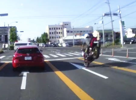 救急車の交差点侵入に驚いてストッピー転倒するバイク乗りの映像が話題に。岐阜県。