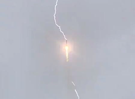 打ち上げ直後のロシアのソユーズ2.1bロケットに落雷。その瞬間の映像がこちら。