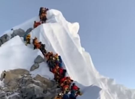 エベレスト山頂付近の渋滞が深刻化。その様子を撮影した動画がアップされる。