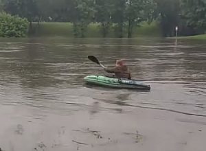 洪水で増水した川にカヤックで挑んで危うく死にかけた男の映像。これはあぶねえええ。