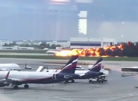 モスクワでエアロフロートSU1492便が炎上し41人が亡くなった事故の映像。