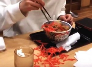 今度は吉野家でバカッター。紅ショウガをまき散らす大学生の動画が話題に。