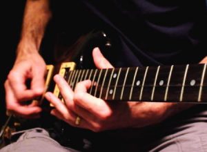 ギターはG線だけあれば演奏できる。指1本弦1本だけで10のメロディーを演奏する動画。