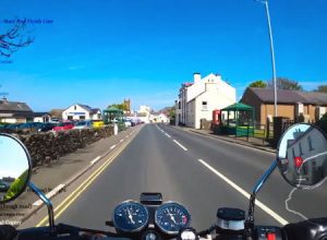 マン島TTレースのコースを125ccのバイクで走るとこんな感じに。スズキGN125