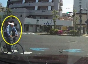 情報提供求む。信号無視の自転車とベンツの事故で自転車の男性が逃走ｗｗｗｗｗ