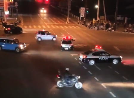 暴走族とパトカーが戦っている福岡の交差点が難易度高すぎｗｗｗ戦いの合間を縫って通過する一般車両。