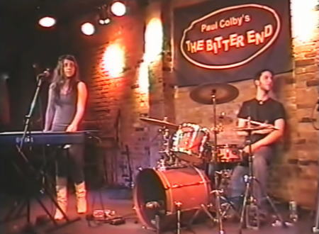 レディー・ガガがレディー・ガガとして有名になる前のライブ動画。（2006年）