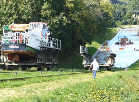 ポーランドには高低差のある運河を渡る為に船が陸を移動するインクラインという面白い施設がある動画。