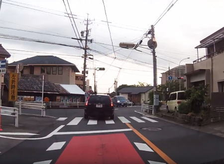 子供の飛び出しがぎゃああ怖い。春日井市で撮影されたドライブレコーダー映像がこわい。