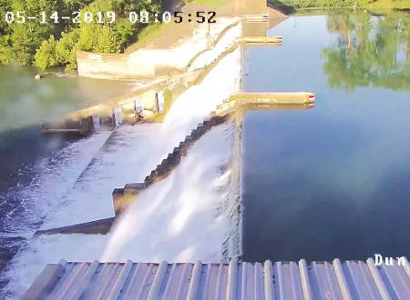 テキサス州でダムが崩壊。その瞬間が監視カメラに捉えられる。